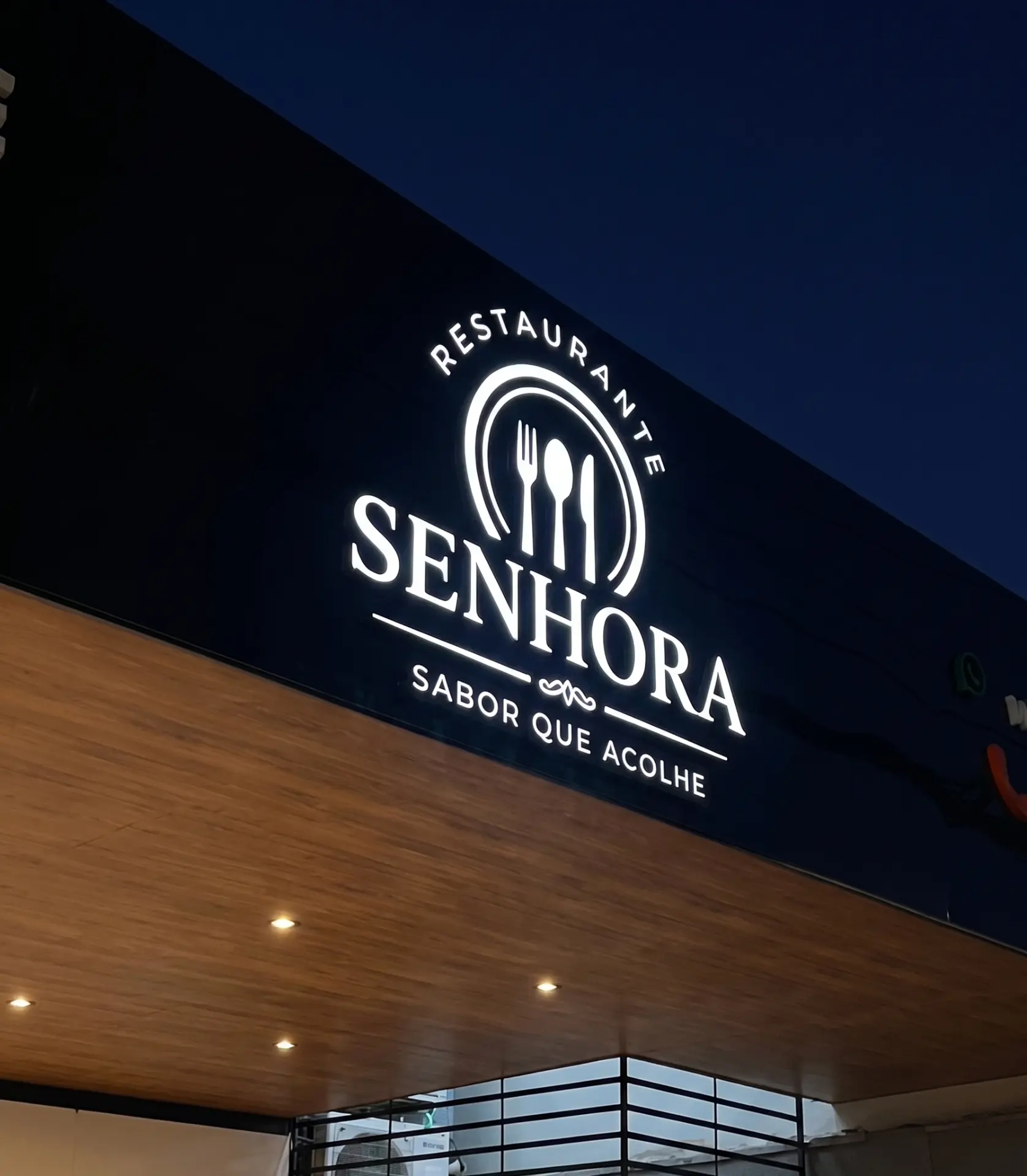 Fachada do Senhora Restaurante em Bauru com letreiro iluminado sabor que acolhe